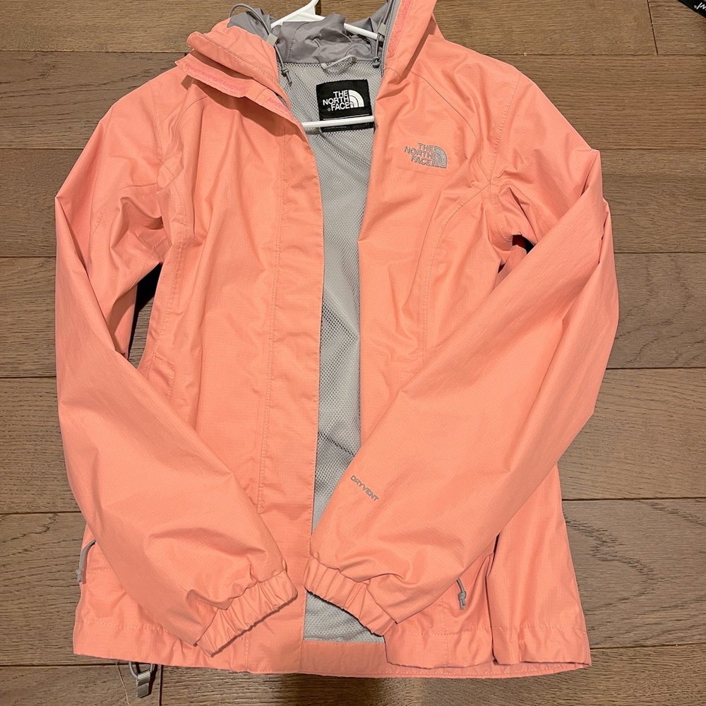 🚨LAST CHANCE 🚨Women’s XS coral North Face raincoat.